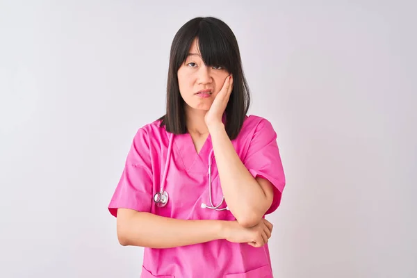 Młoda Piękna Chińska Pielęgniarka Nosząca Stetoskop Białym Tle Myśląca Zmęczona — Zdjęcie stockowe