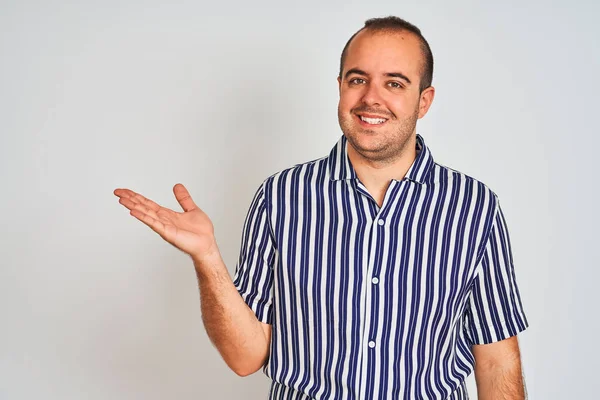 Jovem Vestindo Camisa Listrada Azul Sobre Fundo Branco Isolado Sorrindo — Fotografia de Stock