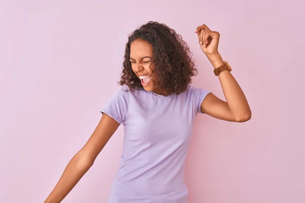 Jovem Brasileira Vestindo Camiseta Sobre Fundo Rosa Isolado Dançando Feliz — Fotografia de Stock