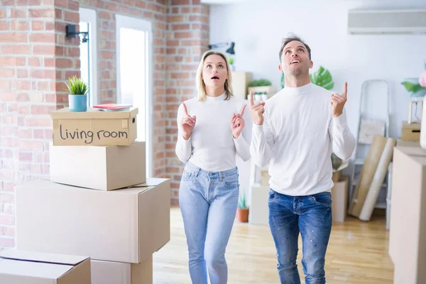 Jong Mooi Paar Staan Nieuw Huis Rond Kartonnen Dozen Verbaasd — Stockfoto