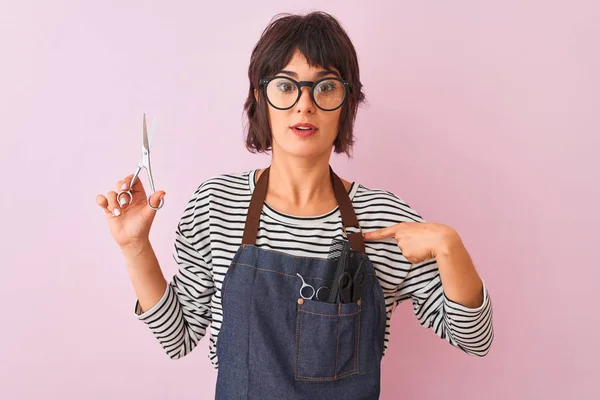 Peluquera Mujer Usando Delantal Gafas Con Tijeras Sobre Fondo Rosa — Foto de Stock