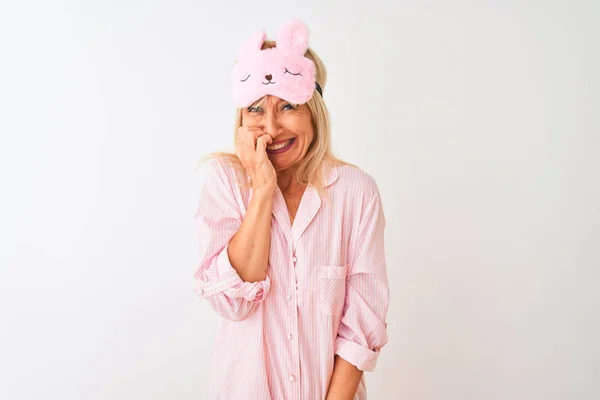 Mujer Mediana Edad Que Usa Mascarilla Para Dormir Pijama Sobre — Foto de Stock