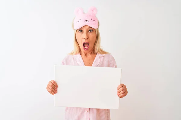 Mujer Mediana Edad Con Máscara Sueño Pijama Sosteniendo Pancarta Sobre — Foto de Stock
