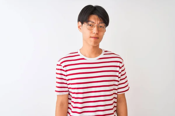 Joven Hombre Chino Con Gafas Camiseta Rayas Pie Sobre Fondo — Foto de Stock