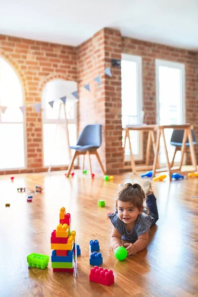 Красивий Малюк Лежить Підлозі Граючи Будівельними Блоками Іграшки Дитячому Саду — стокове фото