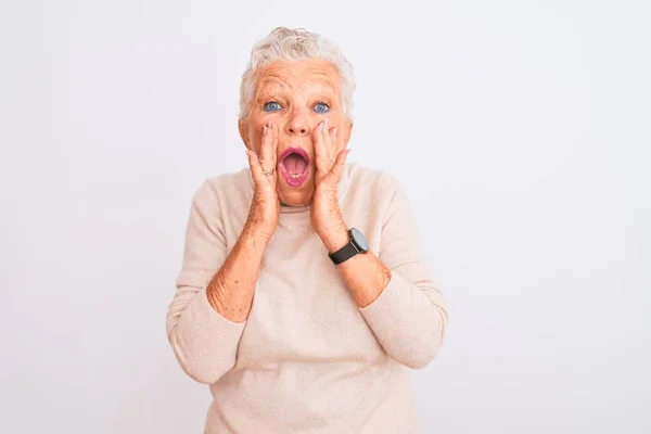 Senior Grauhaarige Frau Rollkragenpullover Steht Über Isolierten Weißen Hintergrund Angst — Stockfoto