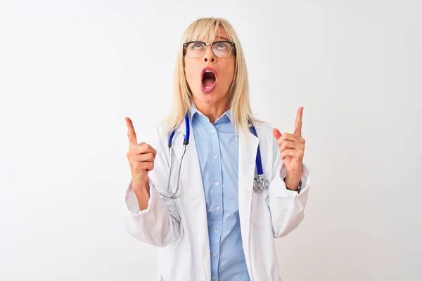 Médico Mediana Edad Mujer Con Gafas Estetoscopio Sobre Fondo Blanco —  Fotos de Stock