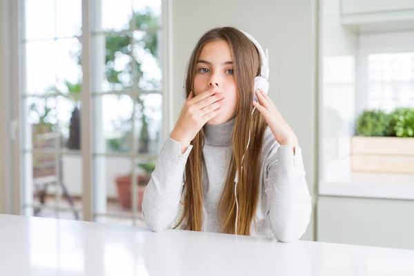 Schönes Junges Mädchen Mit Kopfhörern Musik Hörend Und Tanzend Deckel — Stockfoto