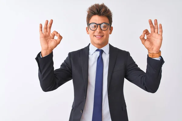 Jeune Homme Affaires Beau Costume Lunettes Sur Fond Blanc Isolé — Photo