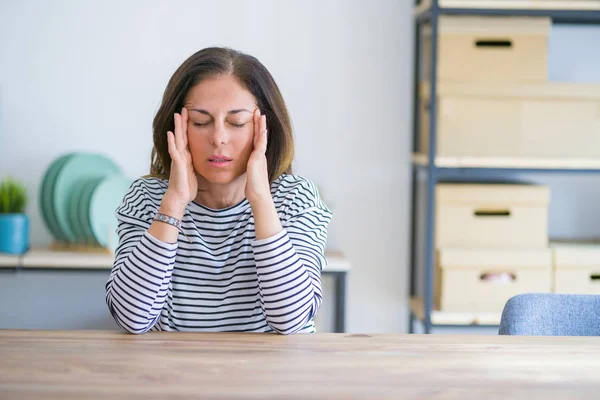 Seniorin Mittleren Alters Sitzt Hause Tisch Und Hat Kopfschmerzen Wegen — Stockfoto