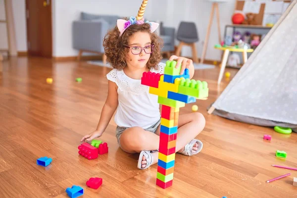 Schönes Kleinkind Mit Brille Und Einhorn Diadem Sitzt Kindergarten Und — Stockfoto