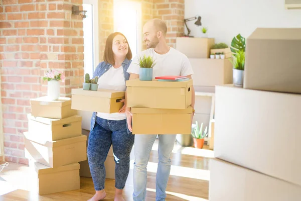 Junges Paar Zieht Ein Neues Zuhause Und Lächelt Glücklich Kartons — Stockfoto