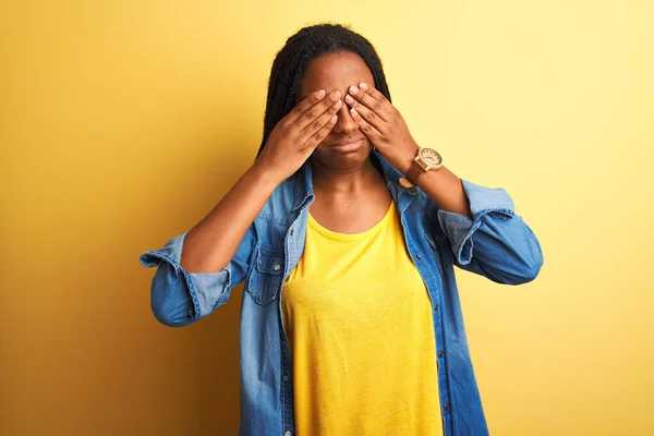 Молодая Африканская Американка Джинсовой Рубашке Стоящая Изолированном Жёлтом Фоне Трёт — стоковое фото