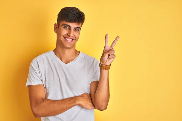 Junger Indischer Mann Weißem Shirt Der Vor Isoliertem Gelben Hintergrund — Stockfoto