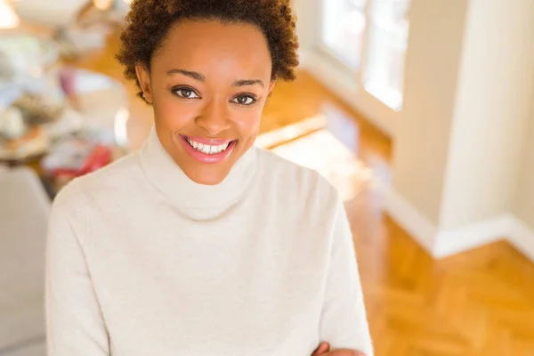 Hermosa joven afroamericana mujer sonriendo confiada a la — Foto de Stock