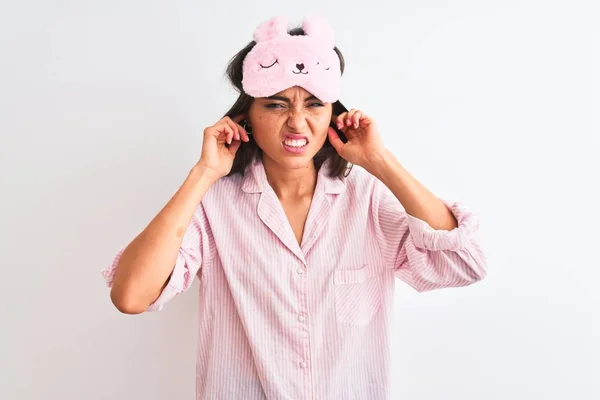 Jovem Mulher Bonita Vestindo Máscara Sono Pijama Sobre Fundo Branco — Fotografia de Stock