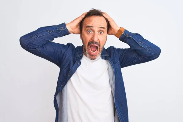 Homem Bonito Meia Idade Vestindo Camisa Jeans Azul Sobre Fundo — Fotografia de Stock