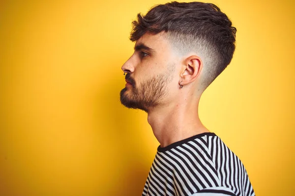 Hombre Joven Con Tatuaje Con Camiseta Rayas Pie Sobre Fondo — Foto de Stock