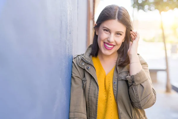 Bella Giovane Donna Sorridente Fiducioso Allegro Appoggiato Sul Muro Blu — Foto Stock