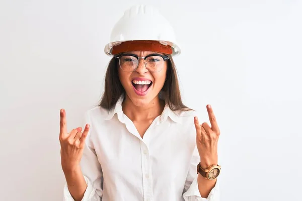 Jovem Bela Arquiteta Mulher Vestindo Capacete Óculos Sobre Fundo Branco — Fotografia de Stock