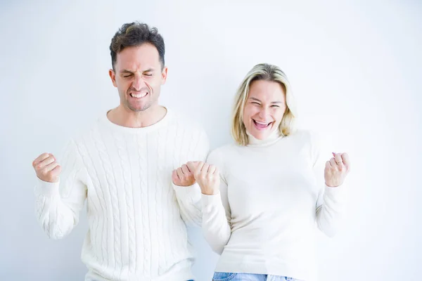 Jonge Mooie Paar Dragen Casual Shirt Staan Geïsoleerde Witte Achtergrond — Stockfoto