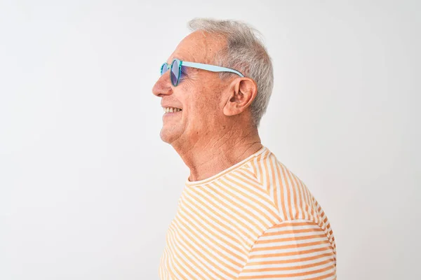 Hombre Pelo Gris Senior Con Camiseta Rayas Gafas Sol Sobre — Foto de Stock