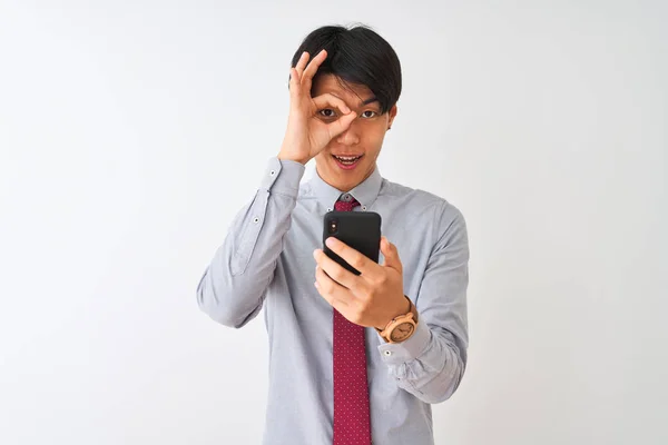 Čínský Podnikatel Nosí Kravatu Pomocí Smartphone Stojí Nad Izolovaným Bílým — Stock fotografie
