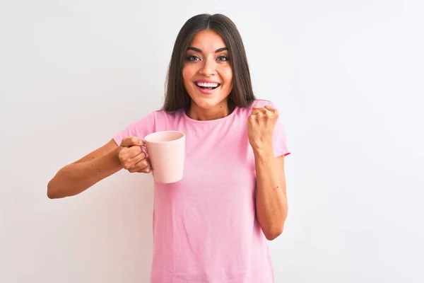 Jovem Bela Mulher Bebendo Xícara Café Rosa Sobre Fundo Branco — Fotografia de Stock