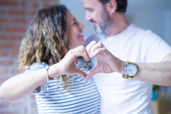 Middle age senior romantic couple holding and showing house keys — Stock Photo, Image