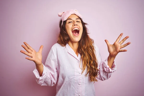 Mujer Joven Con Pijama Máscara Dormir Pie Sobre Fondo Rosa — Foto de Stock