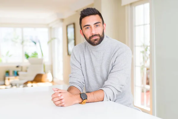 Bonito homem olhando relaxado e confiante — Fotografia de Stock