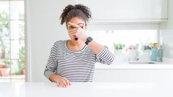 Mulher Americana Africana Bonita Com Cabelo Afro Vestindo Camisola Listrada — Fotografia de Stock