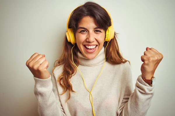 Junge Schöne Frau Die Musik Über Kopfhörer Über Weißen Isolierten — Stockfoto