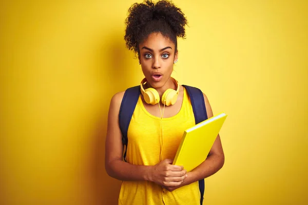 Afro Mulher Usando Mochila Fones Ouvido Segurando Notebook Sobre Fundo — Fotografia de Stock