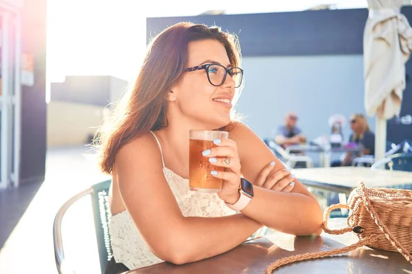 Joven Hermosa Mujer Sentada Restaurante Disfrutando Vacaciones Verano Bebiendo Vaso — Foto de Stock