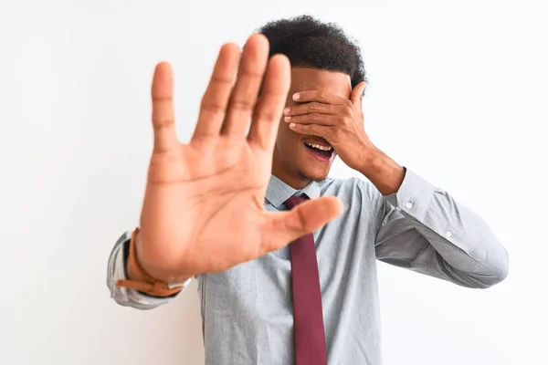 Jonge Afro Amerikaanse Zakenman Draagt Stropdas Geïsoleerde Witte Achtergrond Die — Stockfoto