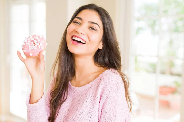 Joven Hermosa Mujer Comiendo Rosado Sabroso Donut Sonriendo —  Fotos de Stock
