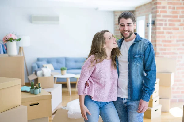 Schönes Junges Paar Glücklich Zusammen Beim Umzug Ein Neues Zuhause — Stockfoto