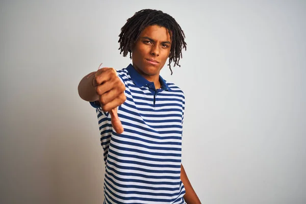 Afro Mann Mit Dreadlocks Gestreiftem Blauem Polo Steht Vor Isoliertem — Stockfoto