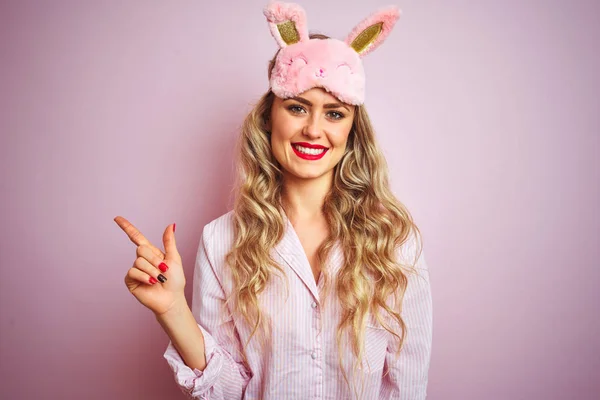 Giovane Bella Donna Che Indossa Pigiama Maschera Del Sonno Sfondo — Foto Stock