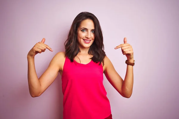 Ung Vacker Kvinna Bär Shirt Stående Över Rosa Isolerad Bakgrund — Stockfoto