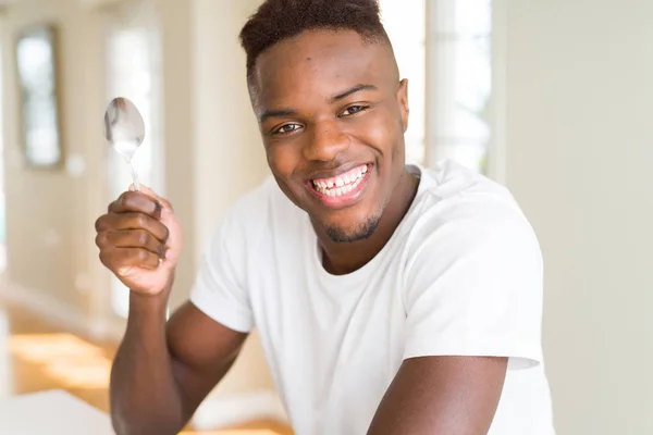 Knappe Afrikaanse Man Holding Zilveren Lepel Glimlachend — Stockfoto