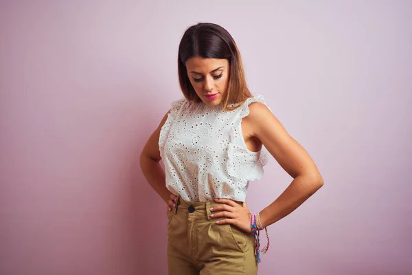 Young Beautiful Hispanic Woman Standing Wearing White Shirt — ストック写真