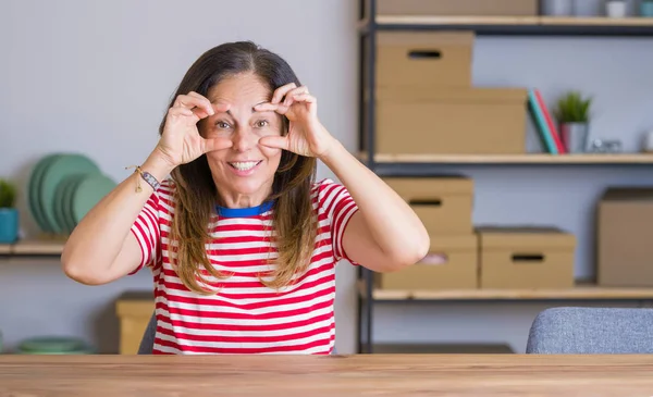 Mujer Mayor Mediana Edad Sentada Mesa Casa Tratando Abrir Los — Foto de Stock