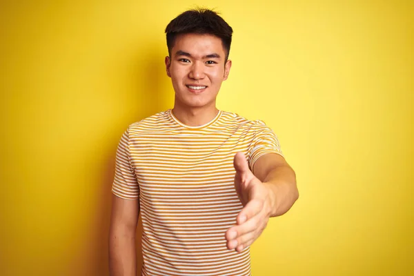 Mladý Asijský Číňan Tričku Stojí Nad Izolovaným Žlutým Pozadím Přátelsky — Stock fotografie
