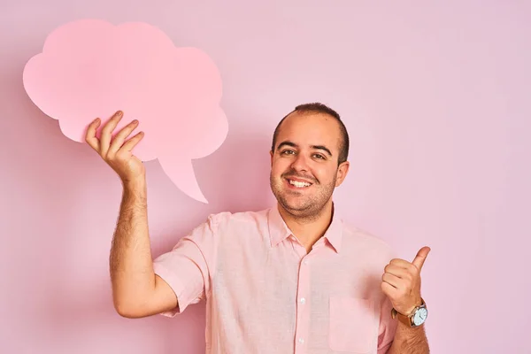 Jongeman Met Wolk Spraak Zeepbel Staan Geïsoleerde Roze Achtergrond Wijzen — Stockfoto