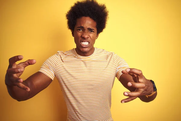 Homem Americano Com Cabelo Afro Vestindo Camiseta Listrada Sobre Fundo — Fotografia de Stock