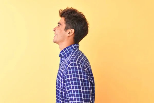 Mladý Pohledný Muž Ležérní Košili Stojící Nad Izolovaným Žlutým Pozadím — Stock fotografie