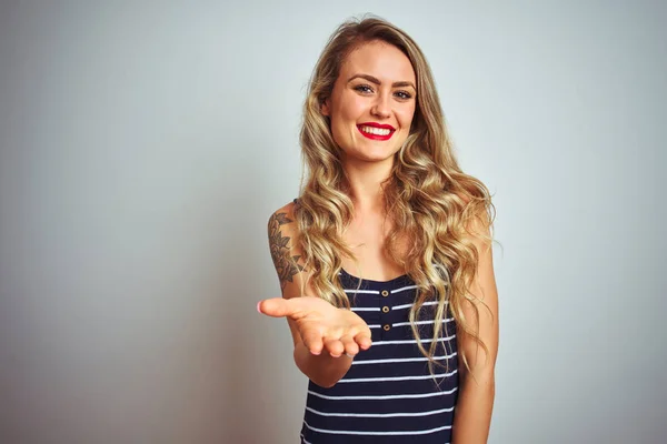 Jovem Mulher Bonita Vestindo Listras Shirt Sobre Fundo Isolado Branco — Fotografia de Stock