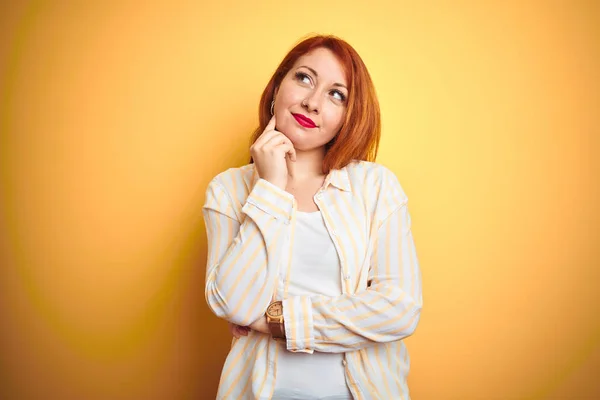 Mujer Pelirroja Hermosa Con Camisa Rayas Pie Sobre Fondo Amarillo —  Fotos de Stock